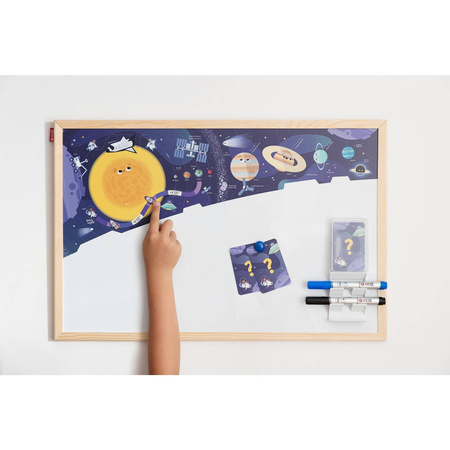 Tablica edukacyjna MemoBe, WHITEBOARDGAME: Space adventure!, nadruk KOSMOSU, zestaw do gry, wersja PL, rama drewniana, 60x40 cm